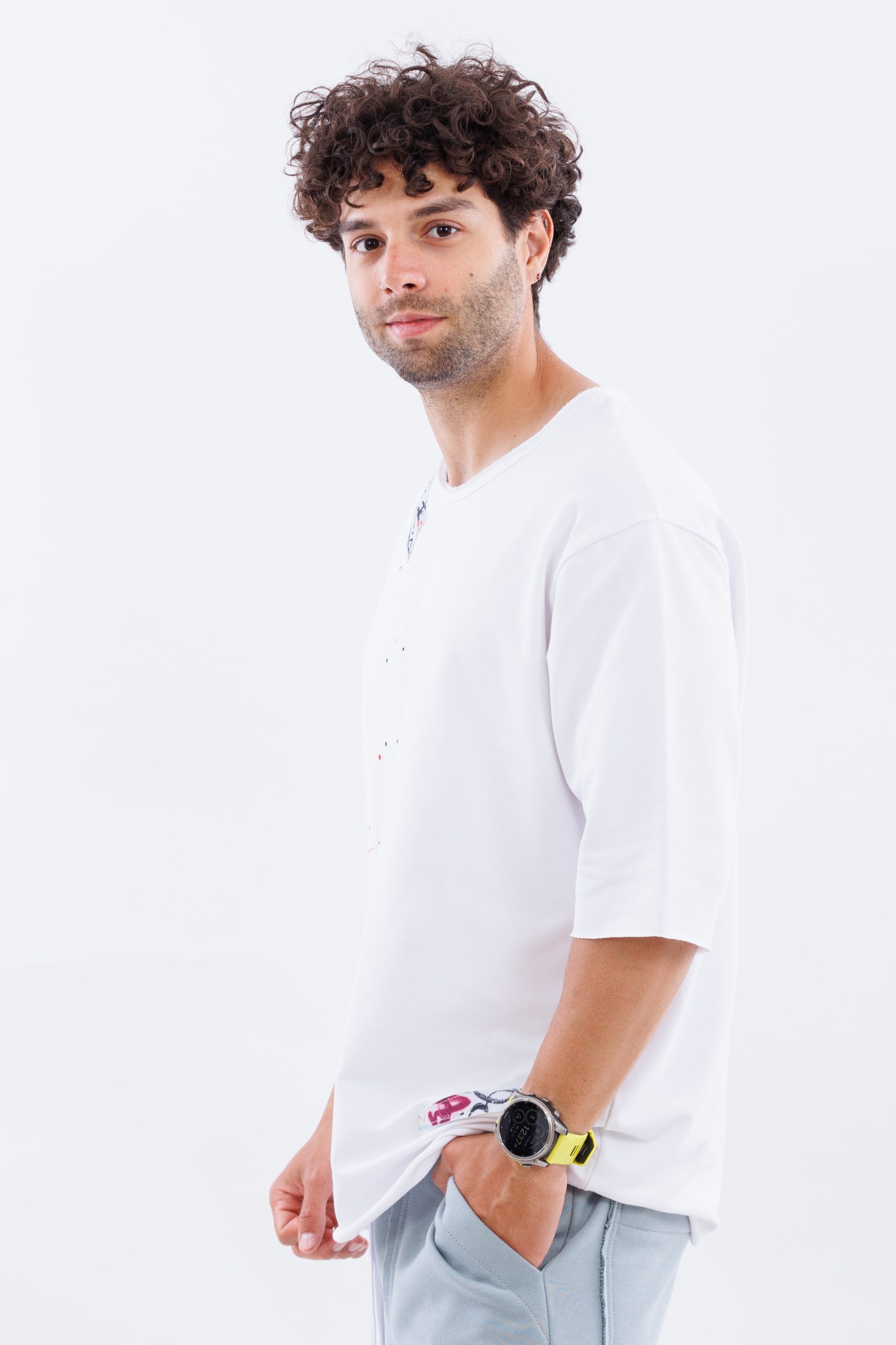 Tricou alb lejer art patch Tricou alb lejer art patch