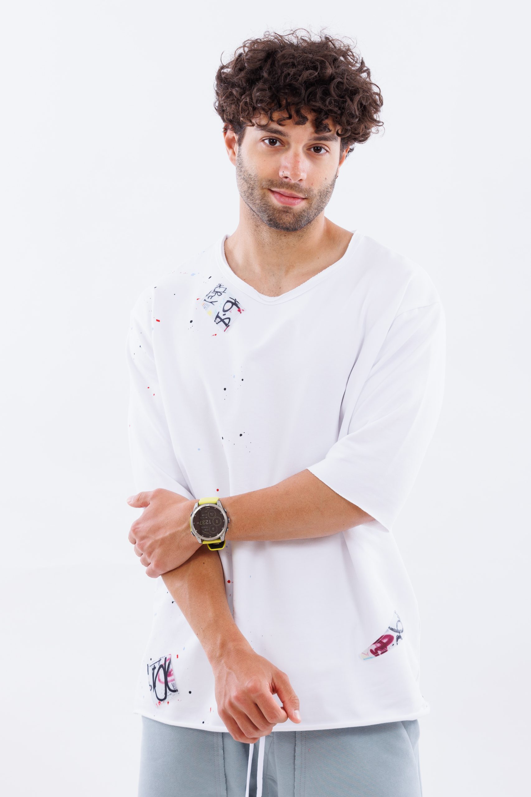 Tricou alb lejer art patch Tricou alb lejer art patch
