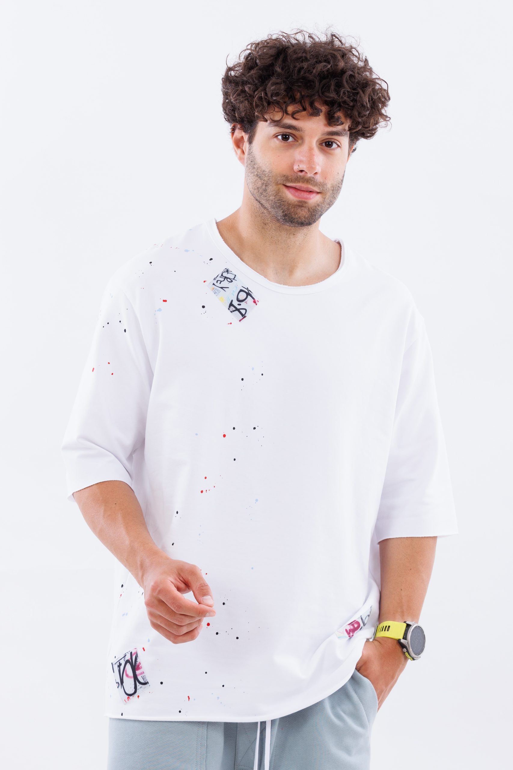 Tricou alb lejer art patch Tricou alb lejer art patch