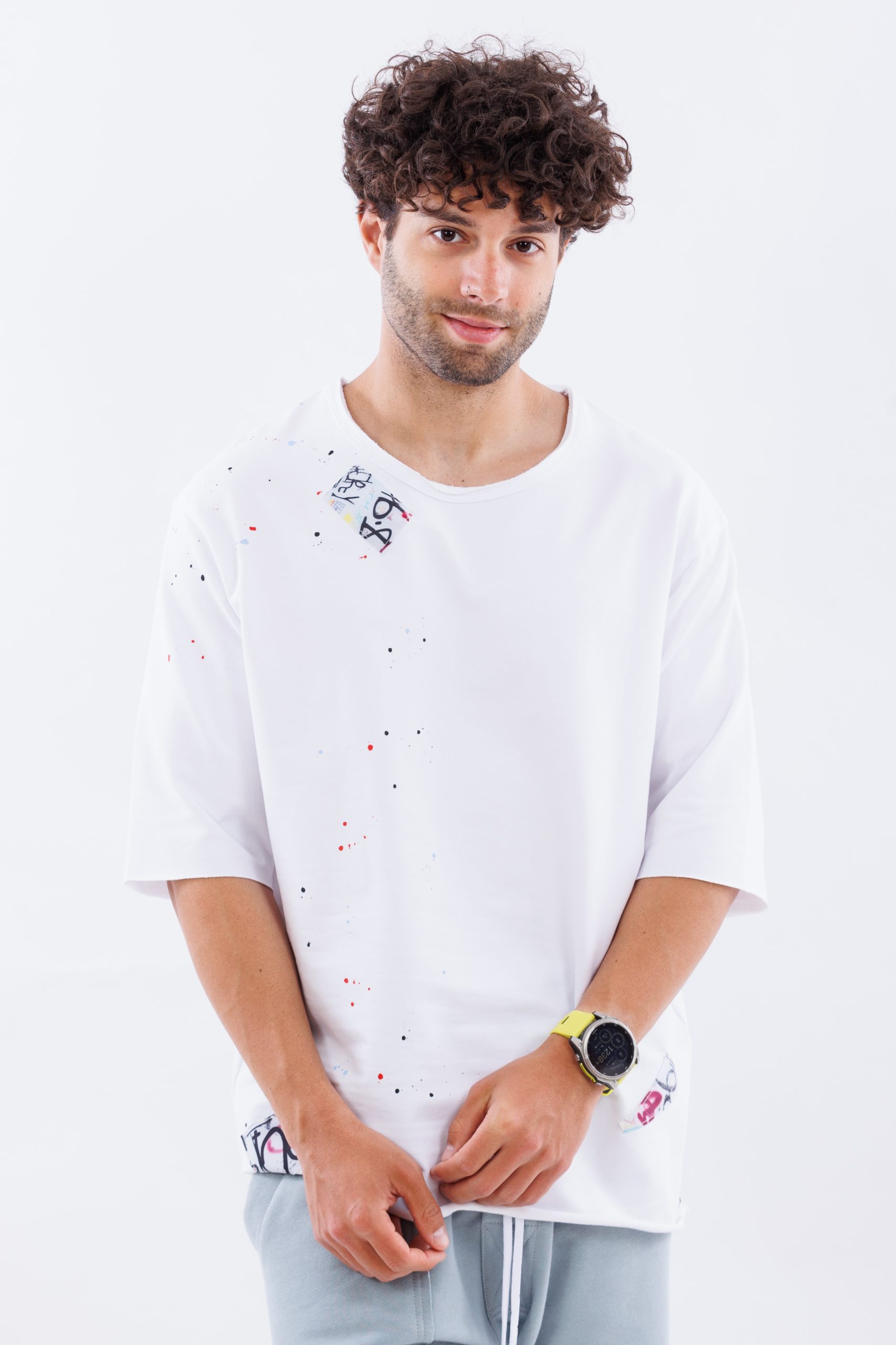 Tricou alb lejer art patch Tricou alb lejer art patch