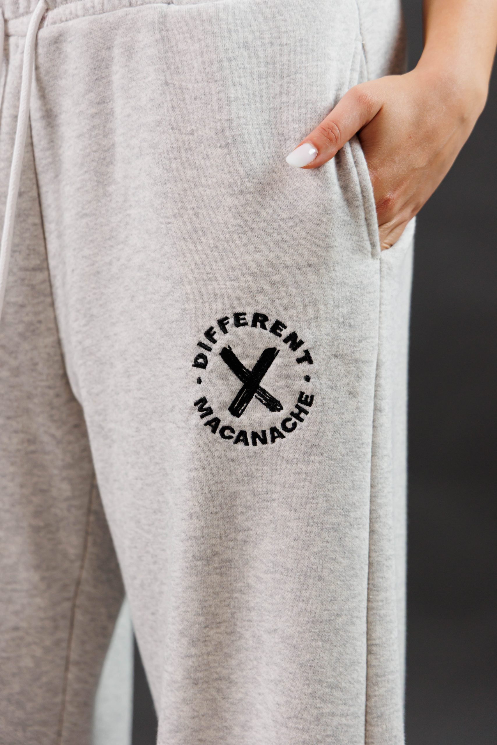 Pantaloni lungi oversize fete Macanache X DifferentCut Pantaloni lungi oversize fete Macanache X DifferentCut