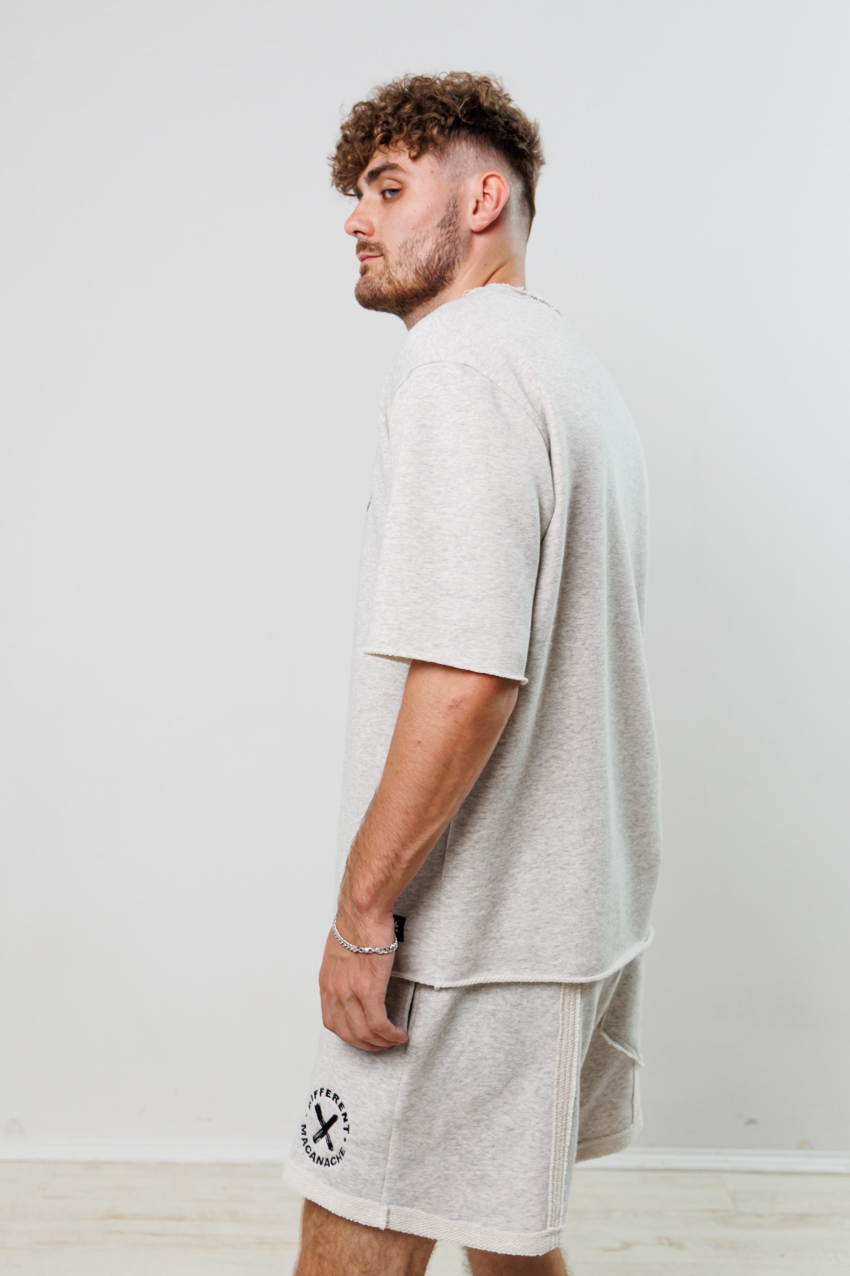 Pantaloni scurti barbati cu slit – Macanache X DifferentCut Pantaloni scurti barbati cu slit – Macanache X DifferentCut