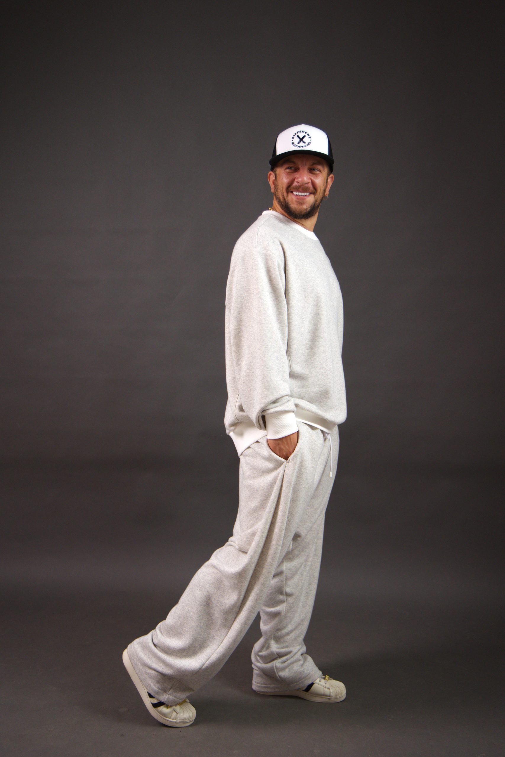 Pantaloni lunigi oversize barbati Macanache X DifferentCut Pantaloni lunigi oversize barbati Macanache X DifferentCut