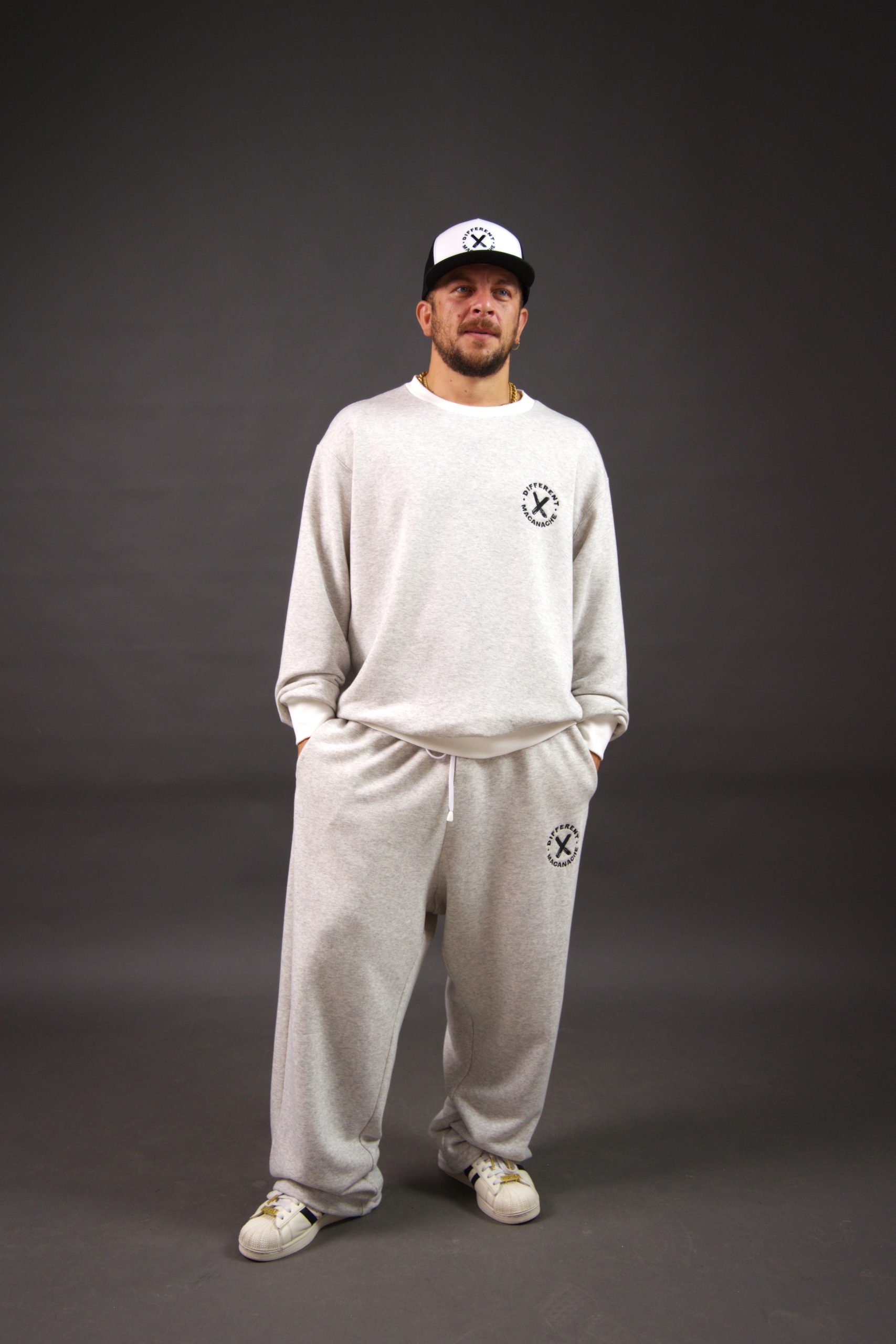 Pantaloni lunigi oversize barbati Macanache X DifferentCut Pantaloni lunigi oversize barbati Macanache X DifferentCut