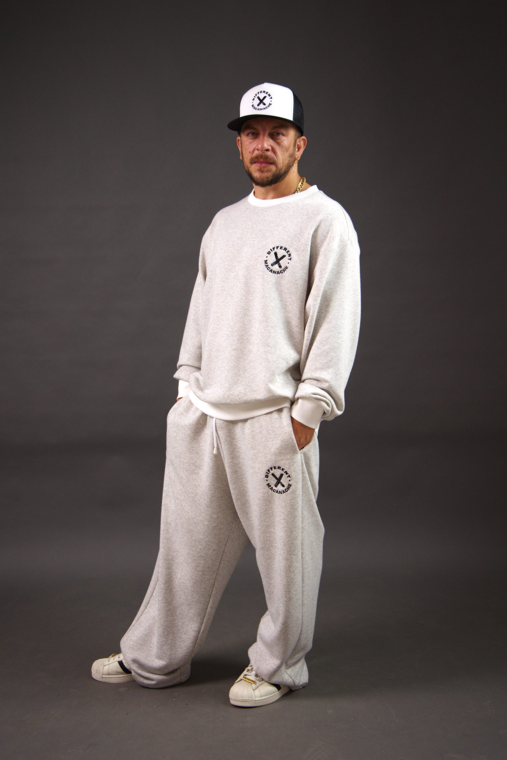 Pantaloni lunigi oversize barbati Macanache X DifferentCut Pantaloni lunigi oversize barbati Macanache X DifferentCut