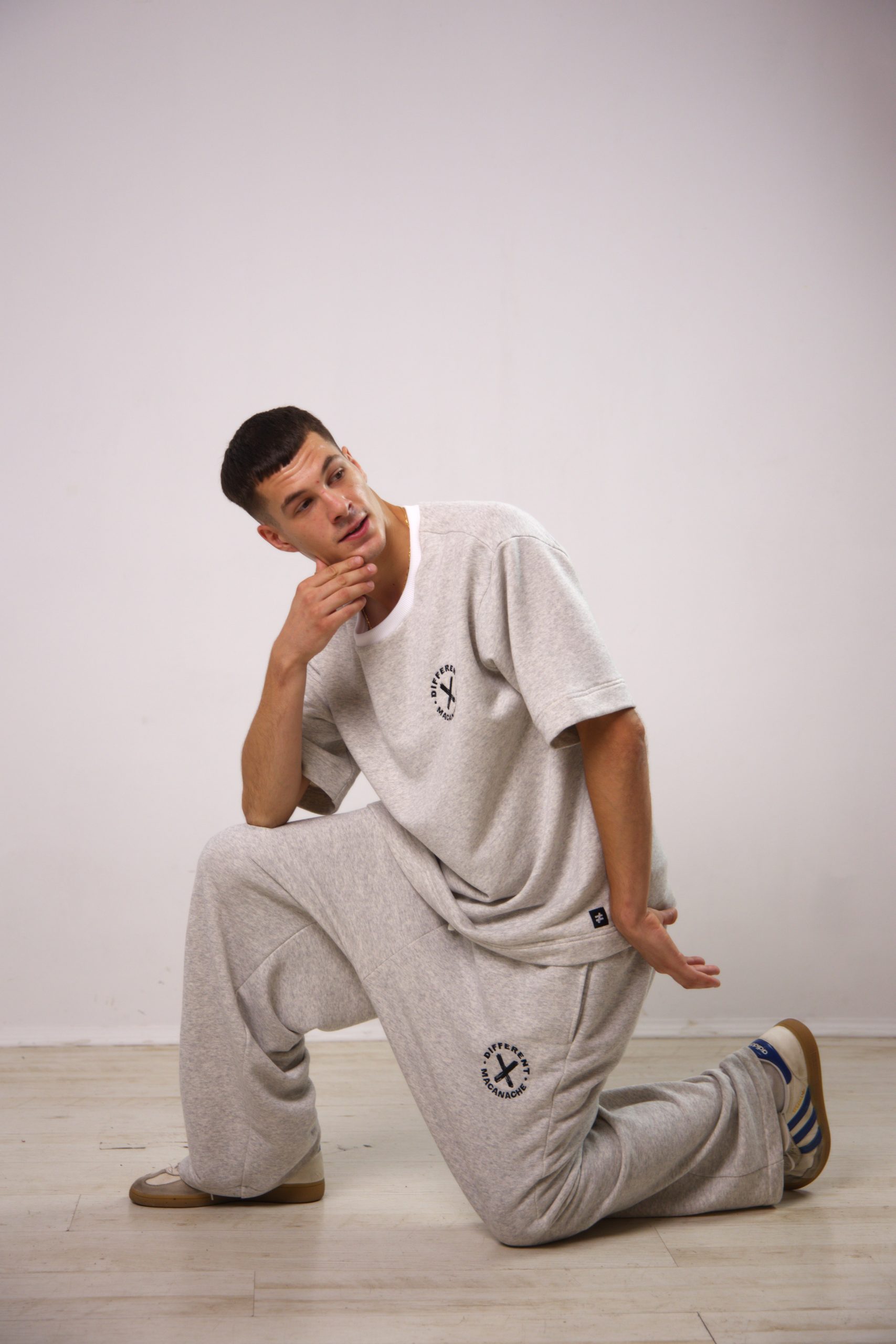 Pantaloni lunigi oversize barbati Macanache X DifferentCut Pantaloni lunigi oversize barbati Macanache X DifferentCut